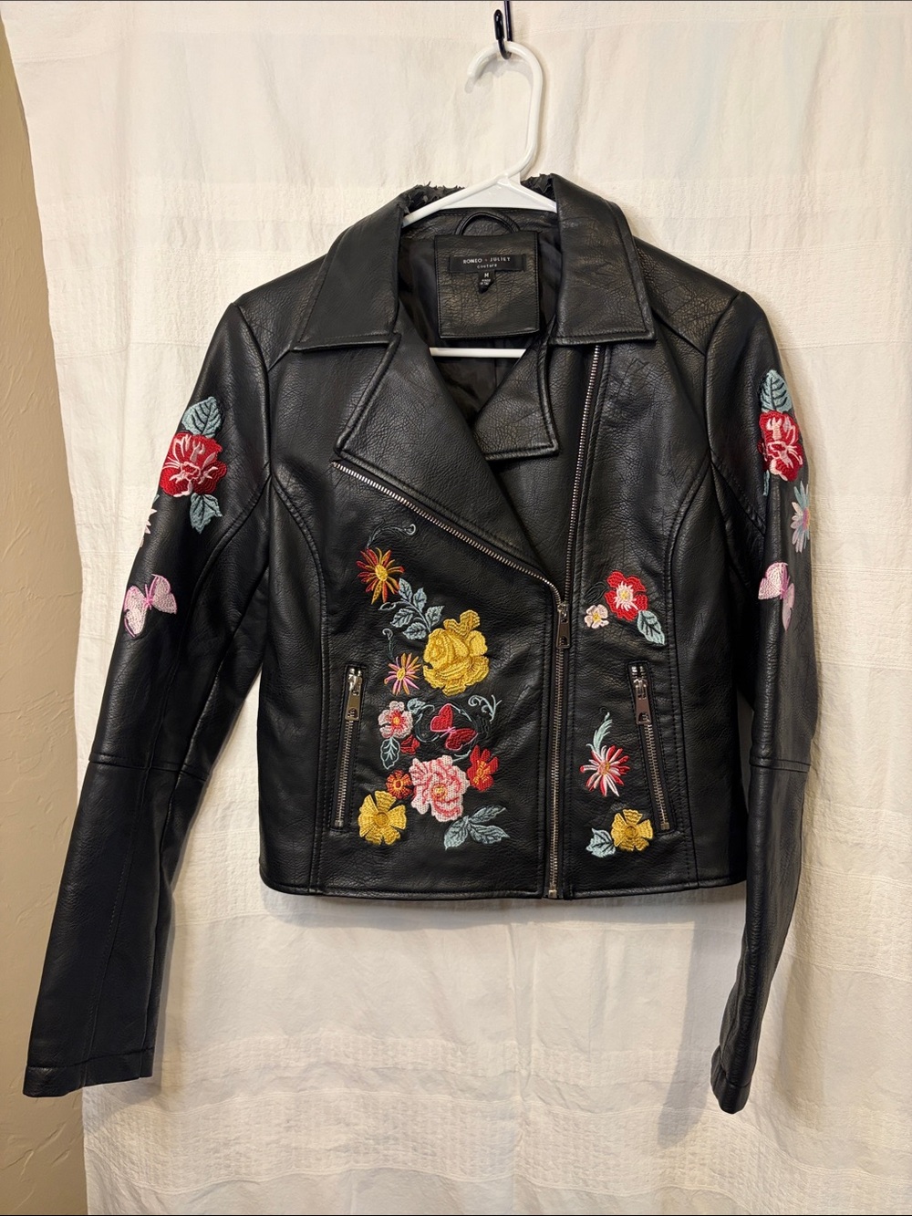 Look at pictures around top of collar